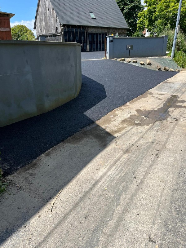 Réfection d'un parking en enrobé et pose de bordures à Sainte Marie des Champs à côté d'Yvetot